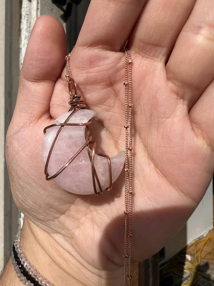 Pendentif en forme de lune en quartz rose pour la vente par Brooklyn Belle Designs