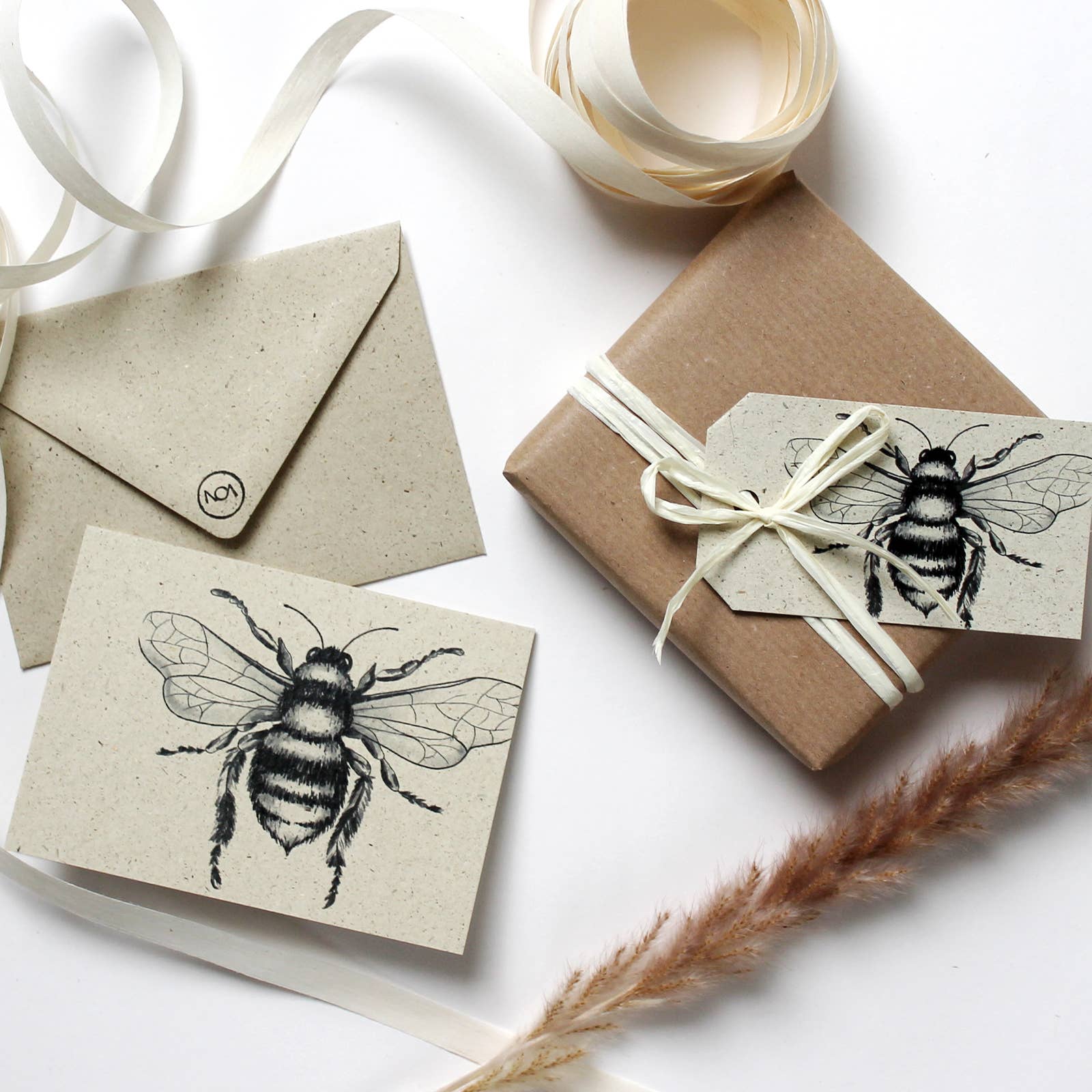 NOA Papeterie – Großhandel Geschenkanhänger – Geschenkanhänger aus Graspapier, Wildbiene4