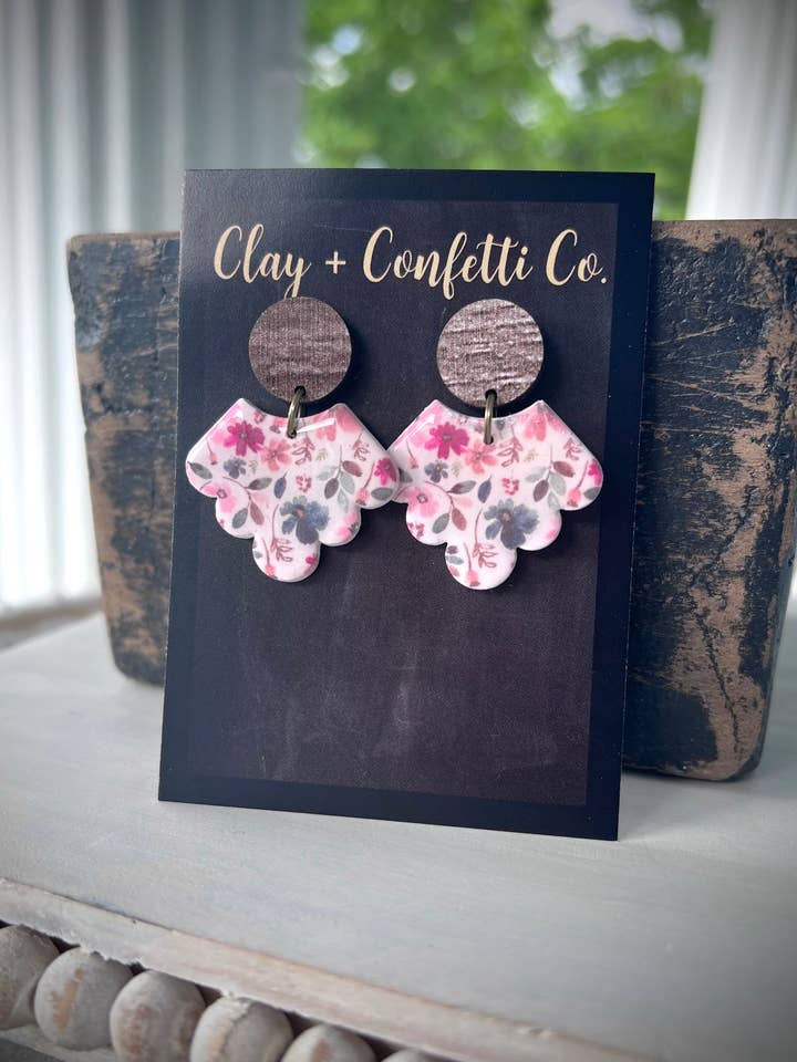 Ciondolo Bethany Floral Florette per la vendita all'ingrosso da parte di Clay & Confetti Co.