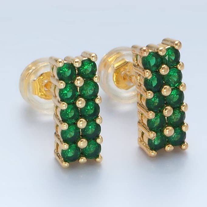 Orecchini a bottone con barra pavé in micro CZ verde placcati in oro 24K | AD762 per la vendita all'ingrosso da parte di Aim Eternal