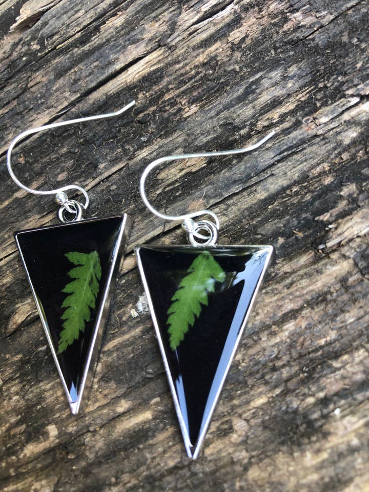 Driehoekige oorbellen van zwarte harsvaren voor wholesale door Rising Dawn Boutique