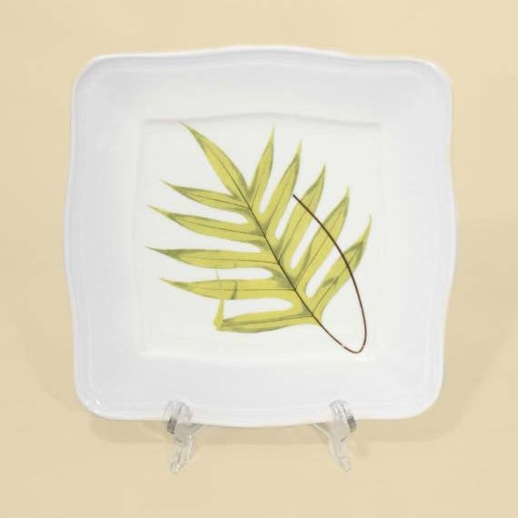 Plat à volutes de fougère anglaise, de fleurs, de nature pour la vente par Ox Bow Decor