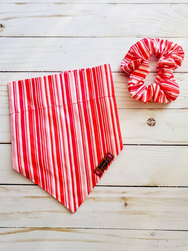 Bandana de cão sobre a coleira - Bandana de cão, Dia dos Namorados por atacado de Mom And Pup Co.