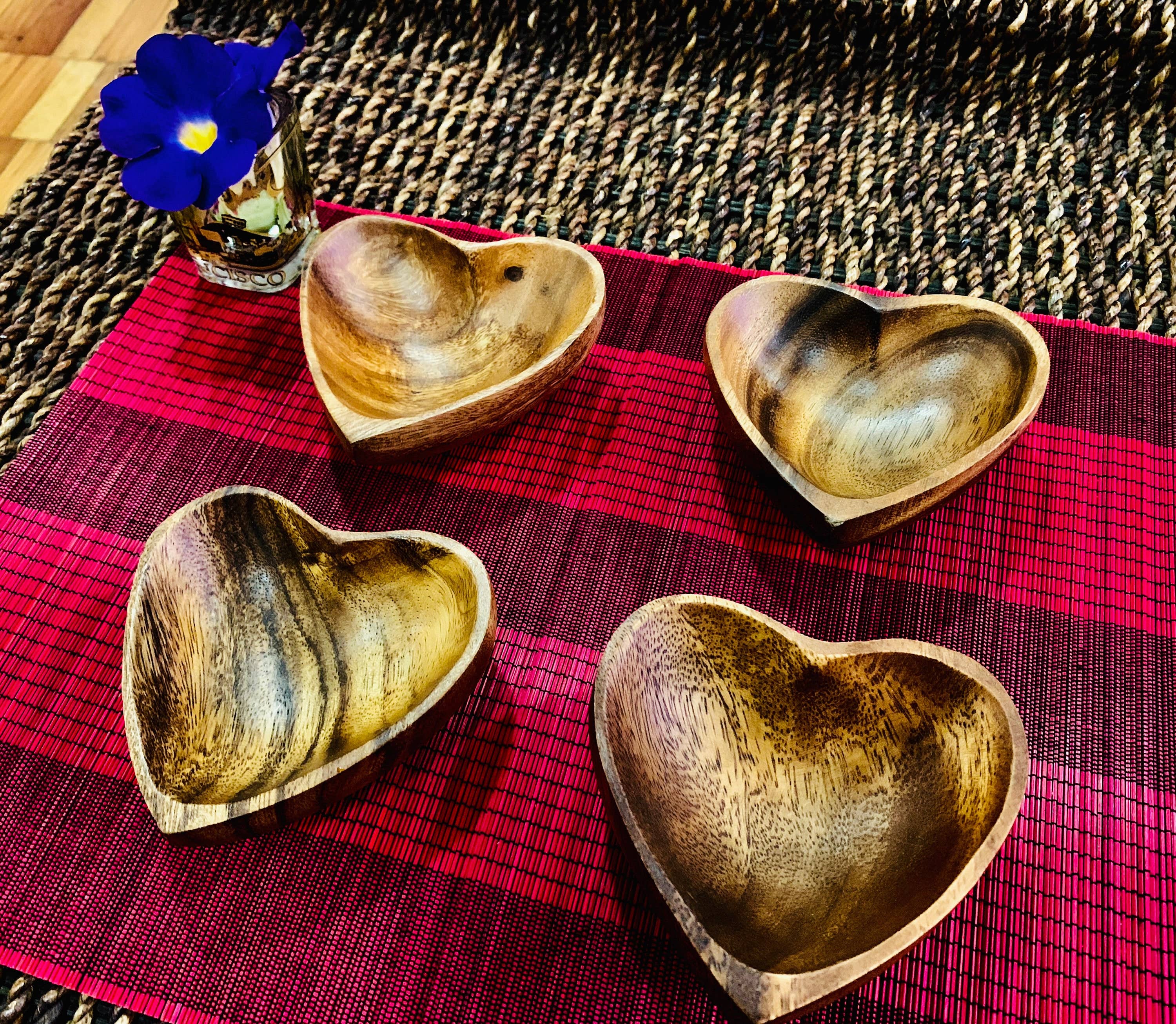 Woodware&Co - Vente Bol de service - Ensemble de 4 bols en forme de cœur en bois d'acacia faits à la main1