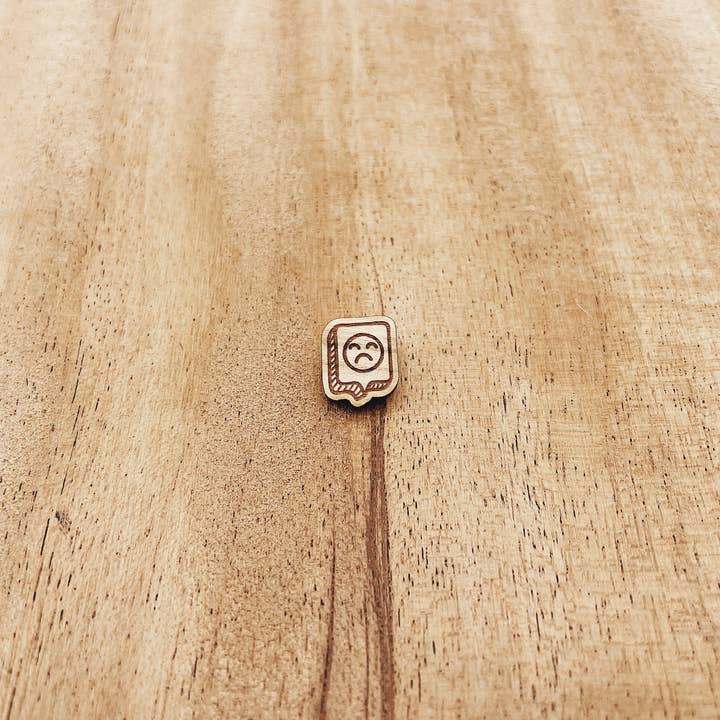 Mini-Anstecker aus Holz mit traurigem Emoji-Motiv für den Großhandel von The Wooden Pin