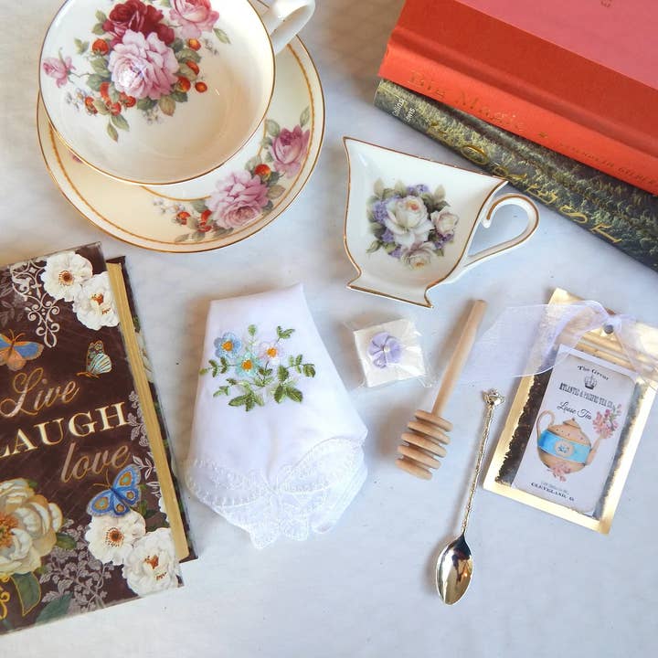 All Little Cute Things - Wholesale Dinner & Cloth Napkin - Embroidered Cotton Napkins. White with lace and flowers