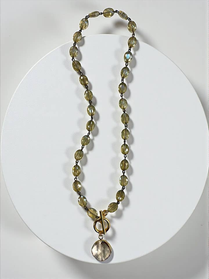 Colar Oval Champagne 22" com Fecho Dourado e Pendente Redondo por atacado de Ava Capri