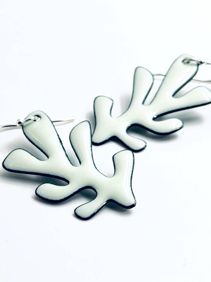 Boucles d'oreilles en varech, émail vert pastel pour la vente par Magpie Mouse Studios