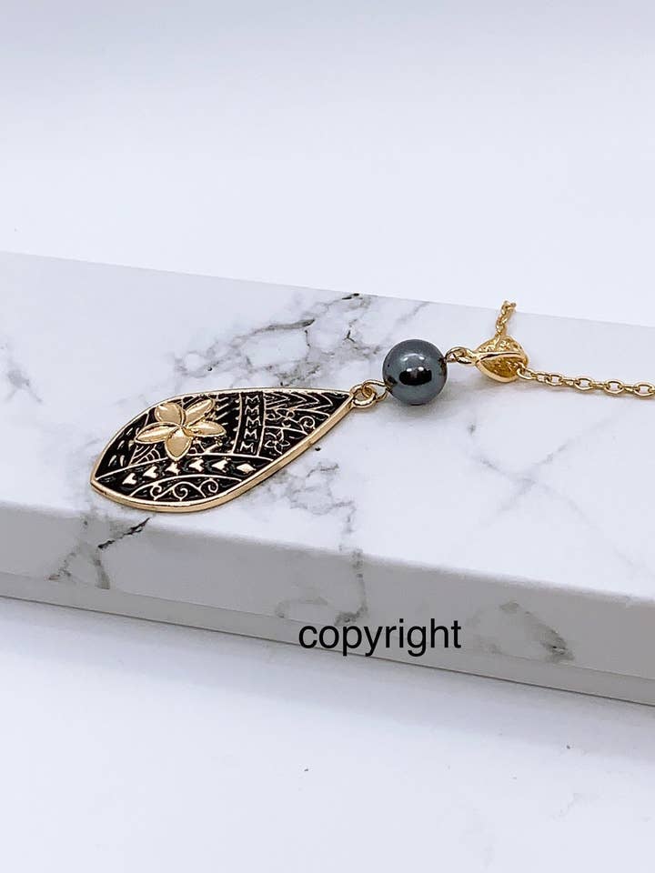 Fleurs de plumeria hawaïennes en émail noir : Collier Hamilton Gold avec perles de coquillage pour la vente par Anela's Jewelry