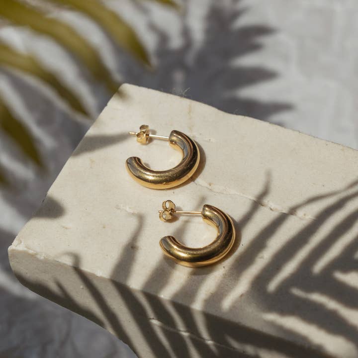 Faya & Co. - Wholesale Oorringen - Fenna Gouden Halve Hoepeloorbellen