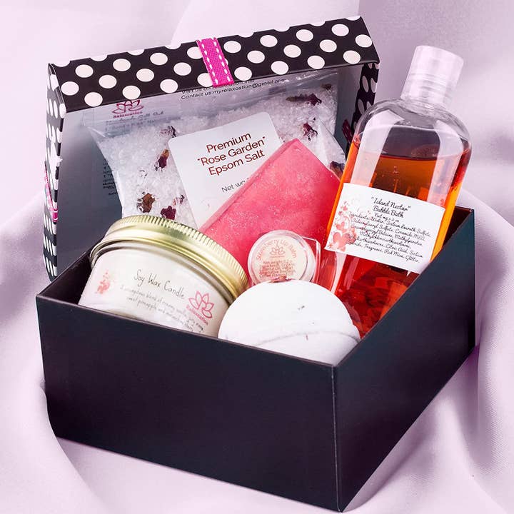 Relaxcation - Vente Set de bain et corps - Coffret cadeau spa bain premium à pois pour femmes, panier artisanal naturel et biologique avec bougie, bombe de bain, savon, sel de bain, barre de bulles, baume à lèvres1