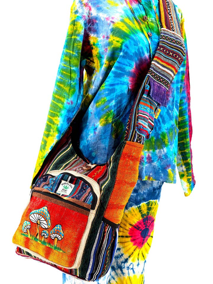 Sac à bandoulière Hemp Mushroom brodé à la main et tie-dye pour la vente par Himalaya Handmade