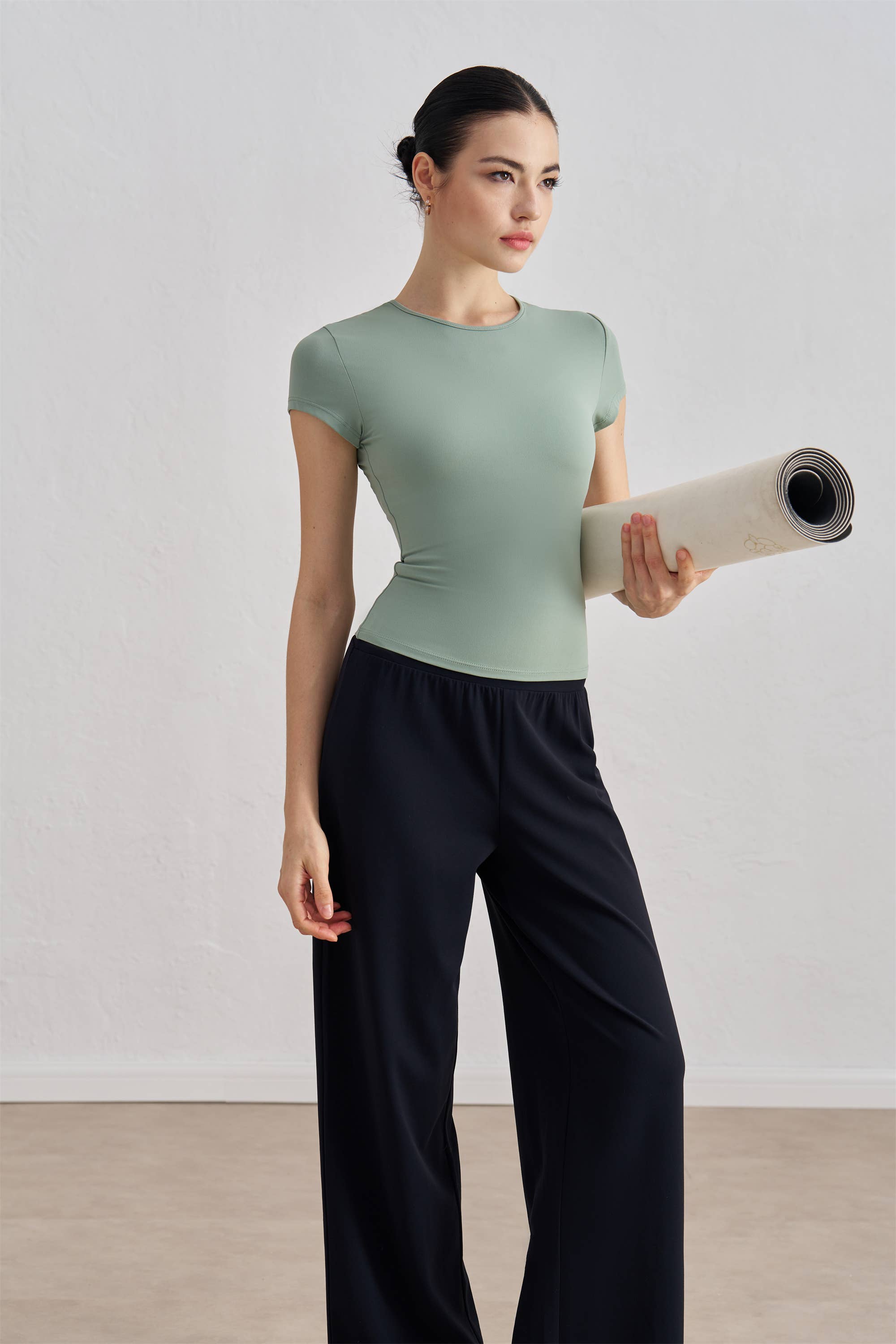 91thelabel - Vente Haut de sport – femme - T-shirt de sport sculpté à col rond et manches courtes Tessa20