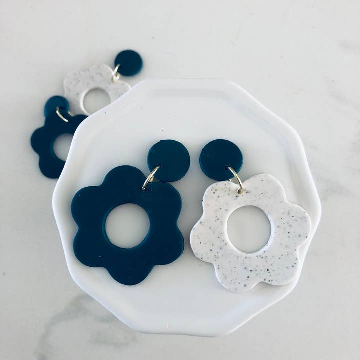 Boucles d'oreilles en argile, pendants d'oreilles en forme de fleur, différentes couleurs pour la vente par Nol.jah,LLC
