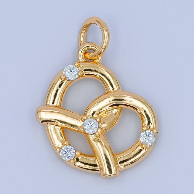 Aim Eternal - Vente Breloques/médailles personnalisées - Pendentif 3D Multidimensionnel Bretzel Pâtisserie en Plaqué Or 24K avec Zircon Cubique Transparent | C0030