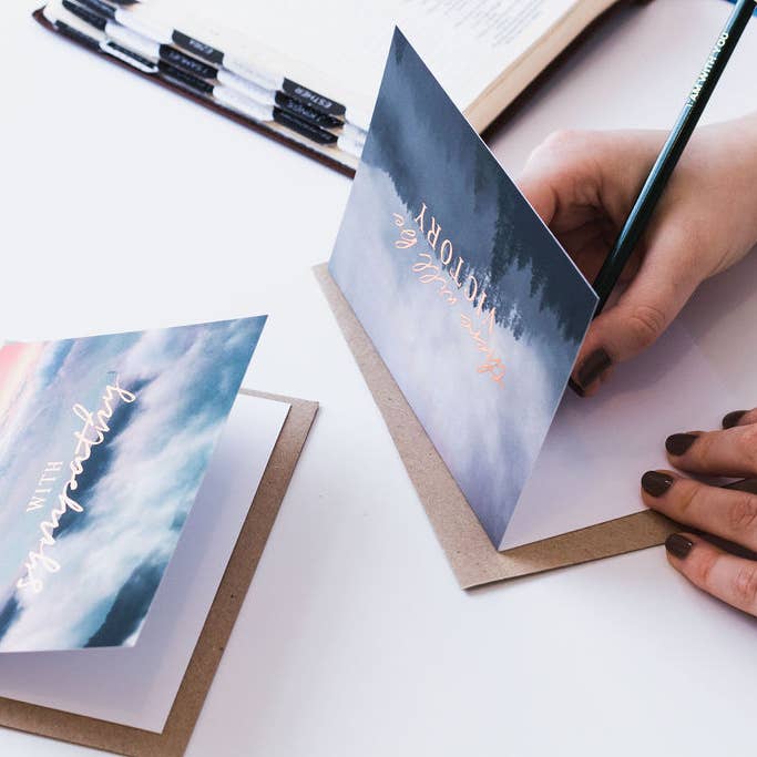 Cerca de la tarjeta de condolencias con el corazón roto | 2 Corintios para venta al por mayor de Doodling Faith