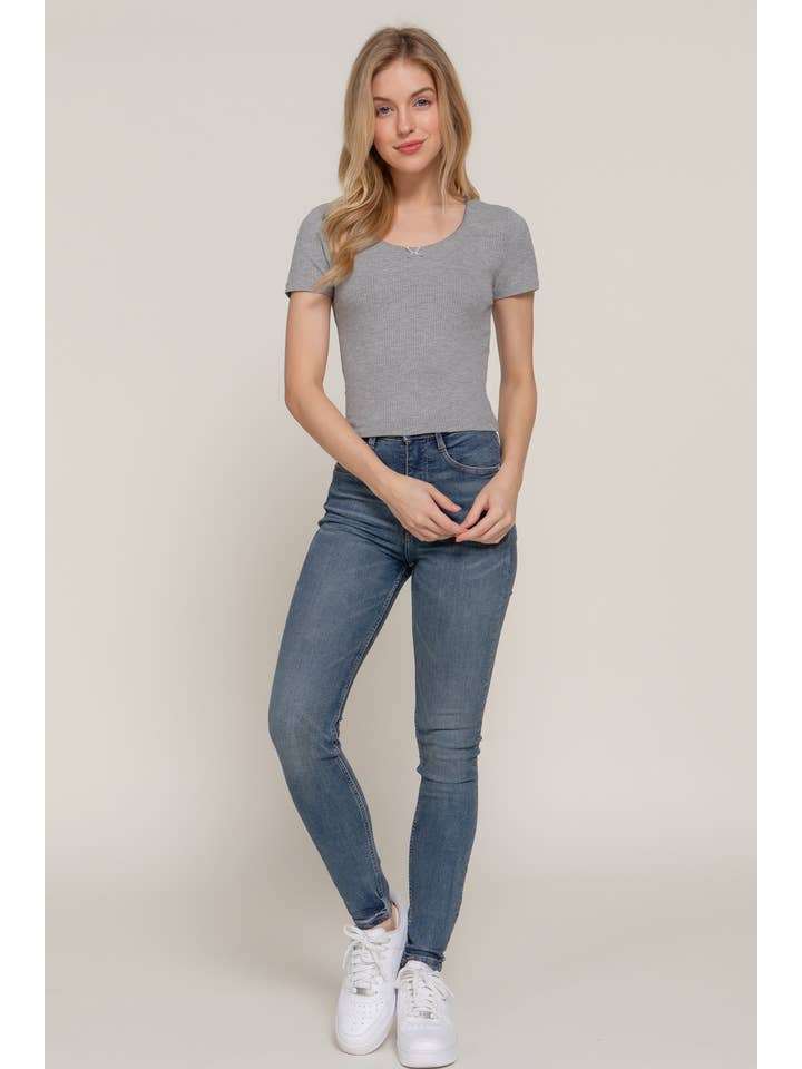 Active Basic | Active USA – wholesale Stickad topp - Dam – Kortärmad topp med rund halsringning, spets och satinrosett i ribbstickat tyg28