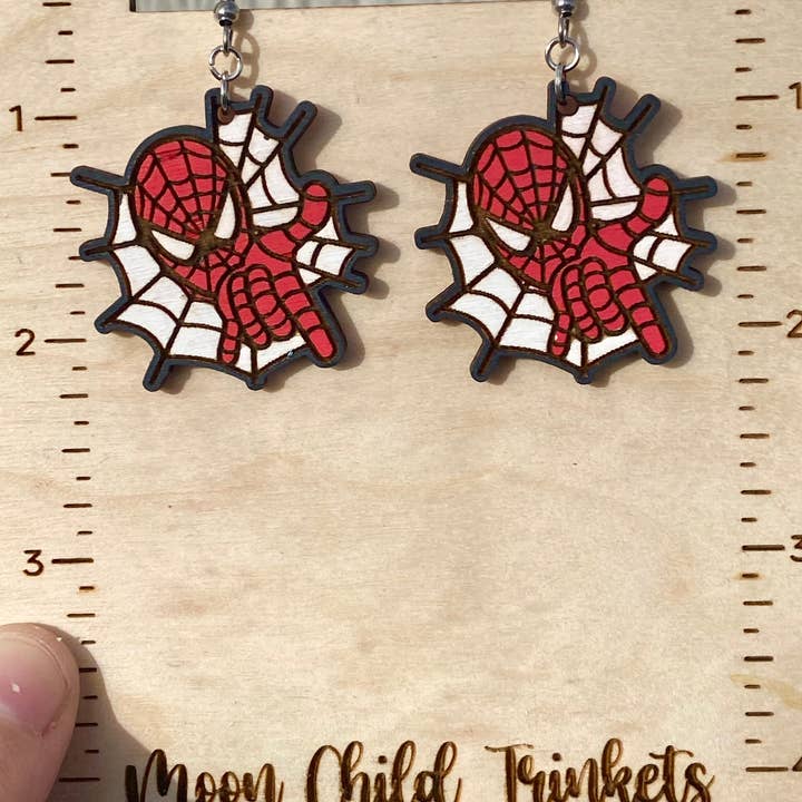 Boucles d'oreilles pendantes en bois peintes à la main Spider Man Web pour la vente par Moon Child Trinkets