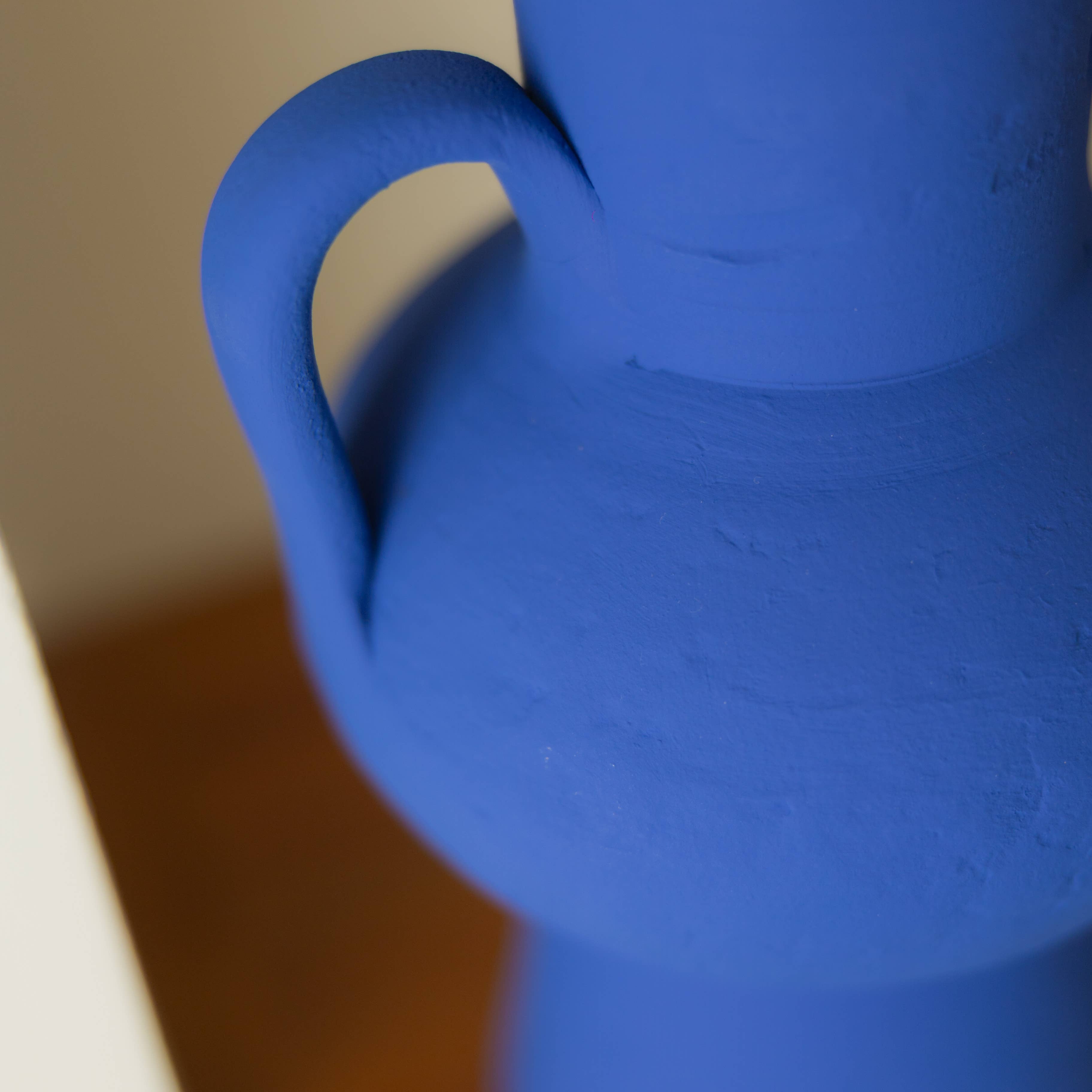 OITO Atelier – wholesale Vas – Handgjord keramikvas Santorini i marinblå5