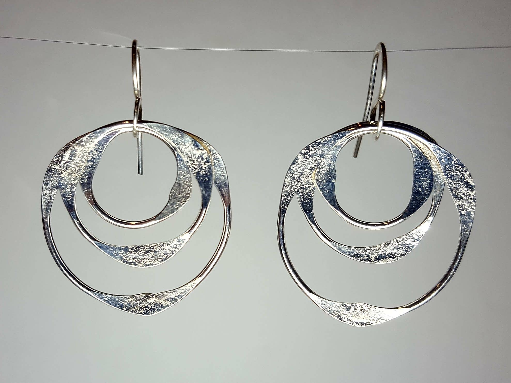 Ken’s handcrafted jewelry - Vendita all'ingrosso Orecchini pendenti - In argento Sterling spesso tre cerchi multipli.1