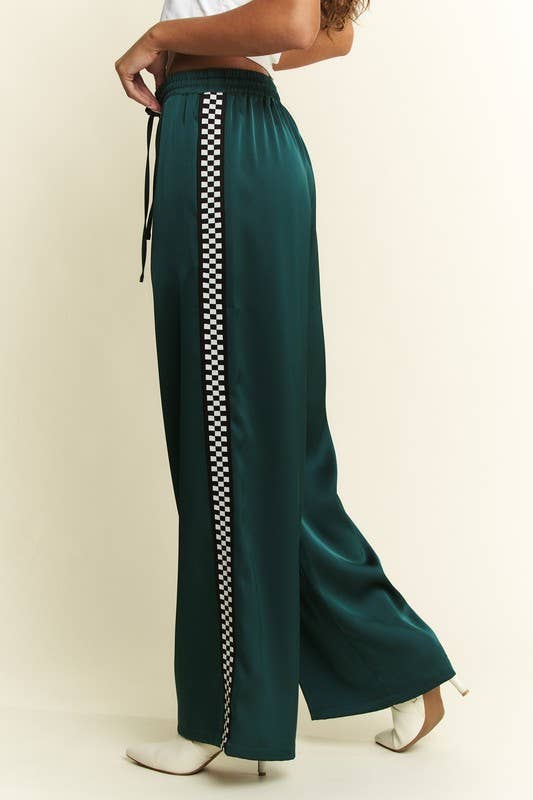 JADE BY JANE - Venta al por mayor Pantalones de chándal/cómodos - Mujer - PANTALONES DE CHÁNDAL DE SATÉN SÓLIDO CON CINTA LATERAL DE DAMERO6