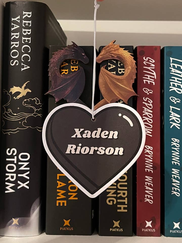 Profumatore d'Aria Xaden Riorson | Decorazione Auto Letteraria Fourth Wing per la vendita all'ingrosso da parte di Marvelous Candle Studio