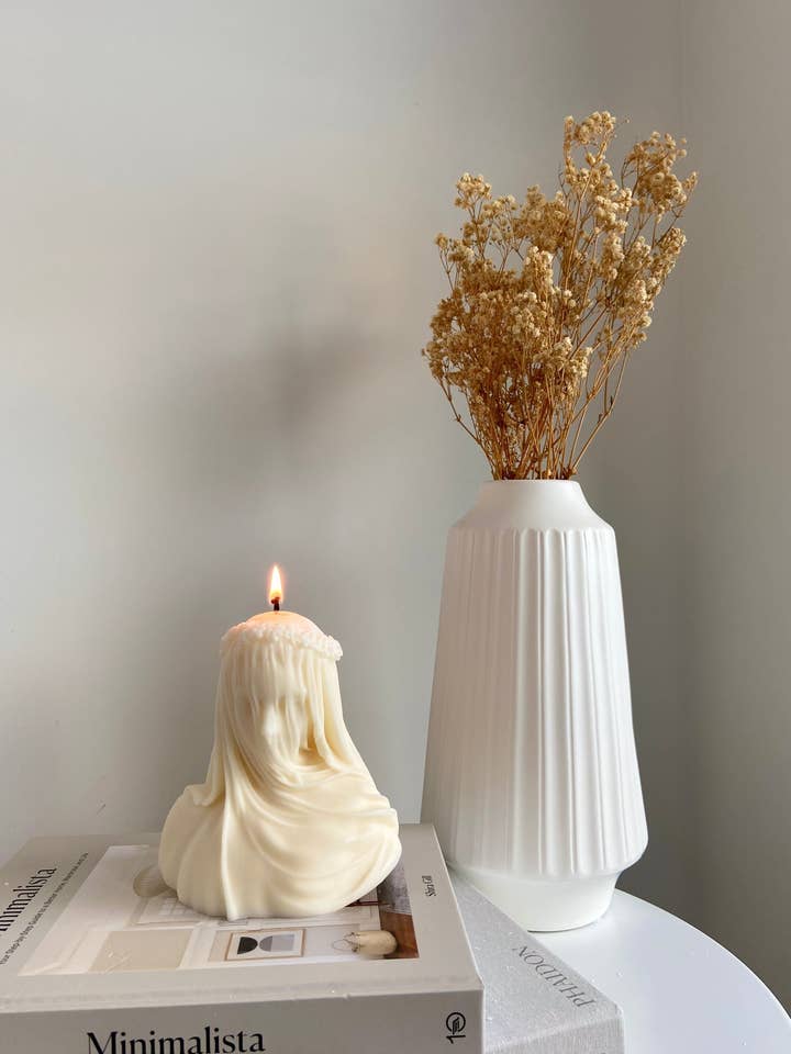 Bougie The Veiled Lady - Sculpture - Bougie de soja esthétique pour la vente par Hellen’s Boutique