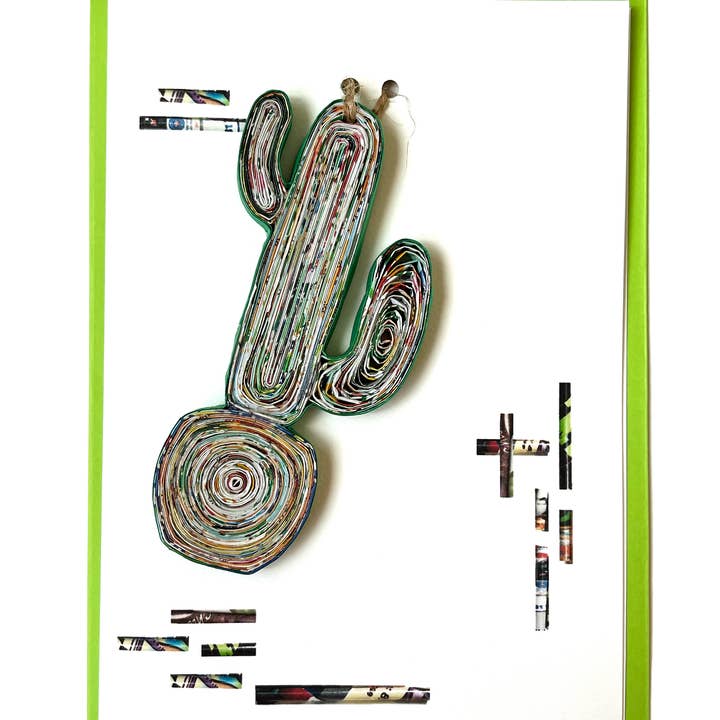Carte décorative en forme de cactus fabriquée à la main à partir d'un magazine recyclé pour la vente par Loving Nature
