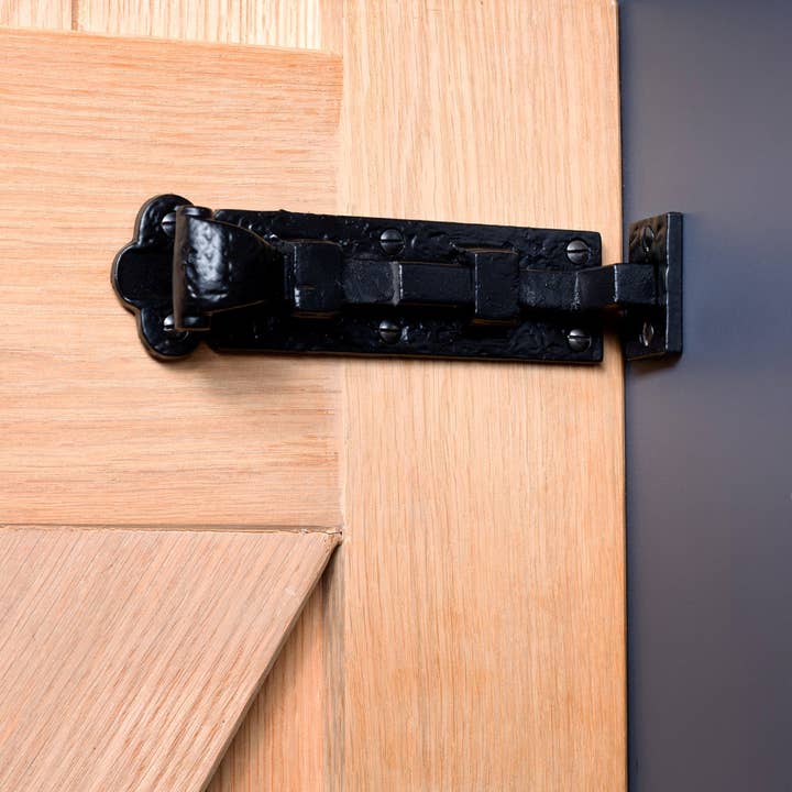 Rinkit Ltd – wholesale Knob/pull – 155mm Black Cranked Antique Fish Tail Bolt Hammer & Tongs1