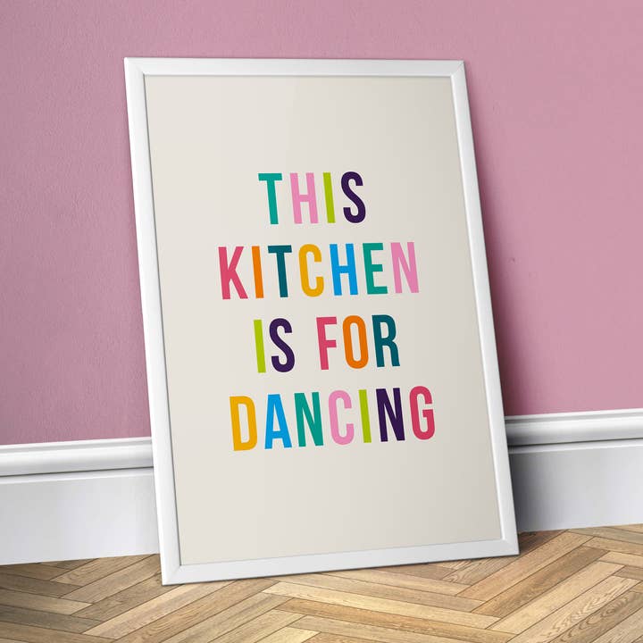 Impresión mural de cocina en color con texto en inglés «This Kitchen is for Dancing» para venta al por mayor de Print Club North