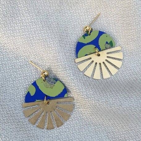 Boucle d'oreille à breloque demi-soleil en laiton bleu indie et vert pour la vente par Kismet Klay