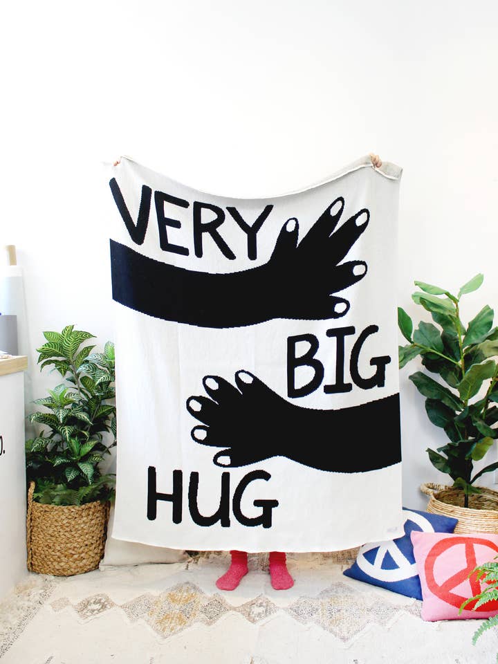 Manta tejida en blanco y negro Very Big Hug para venta al por mayor de Calhoun & Co.