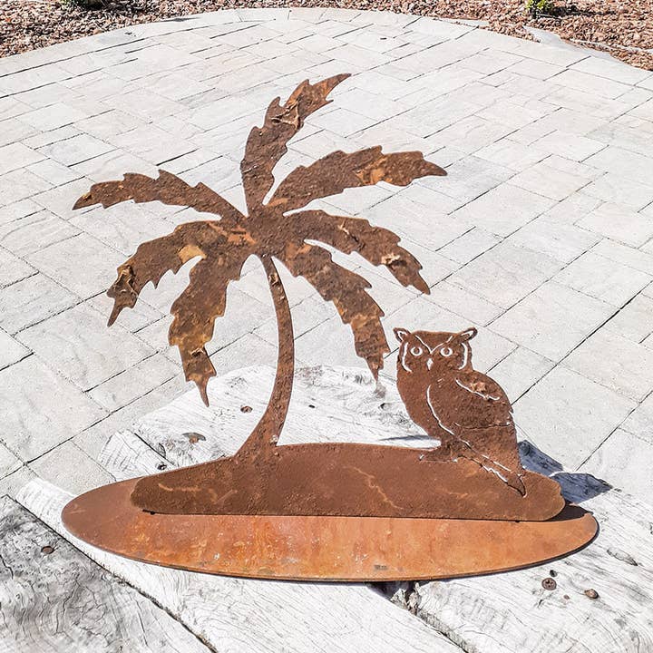Art de jardin Rust Owl/Palm Tree Art pour la vente par California Home & Garden