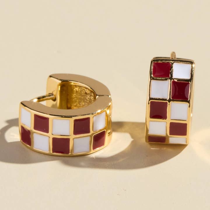 Huggies smaltati a quadretti bordeaux e bianchi per la vendita all'ingrosso da parte di Nickel and Suede