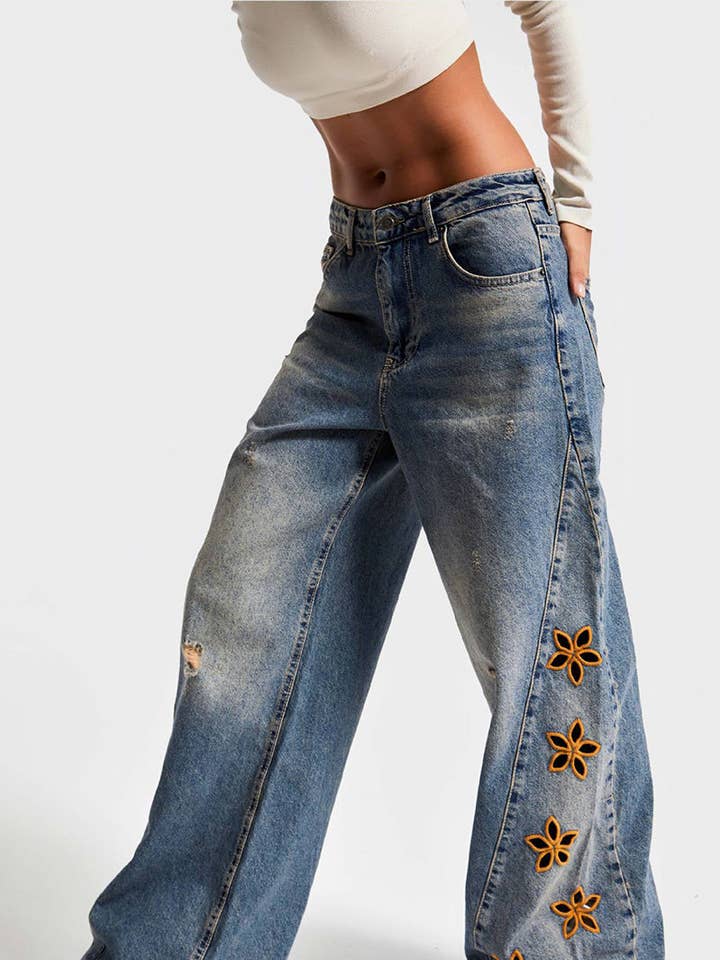 Jeans med vide ben og blomsterdetaljer for engroshandel hos Mccolin