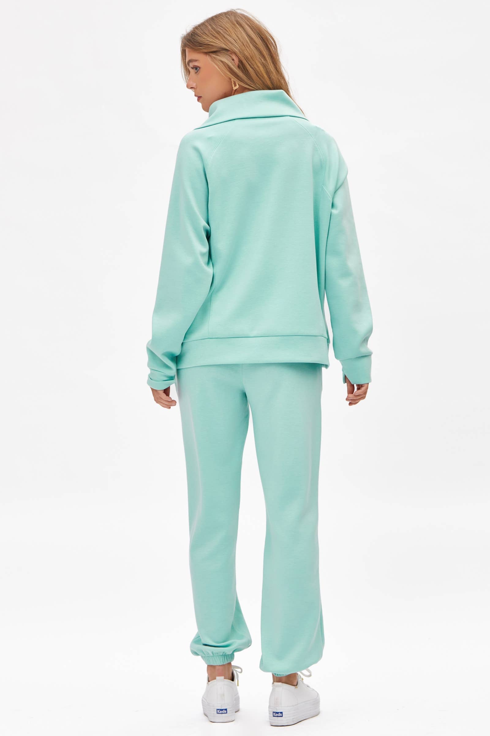 Dear Scarlett – Großhandel Loungewear-Set – Damen – Reiseset aus Modal-Pullover mit viertelförmigem Reißverschluss und Jogginghose20