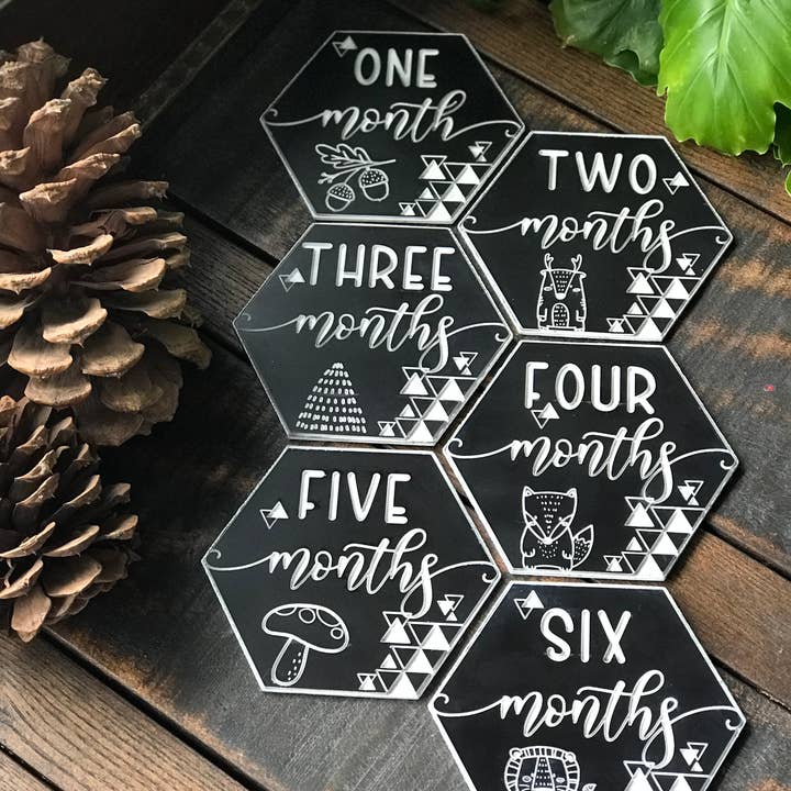 Luxuriöse Baby-Meilensteine aus schwarzem und weißem Acryl für den Großhandel von Simply Me • Gentlemen Est. 2017 LLC