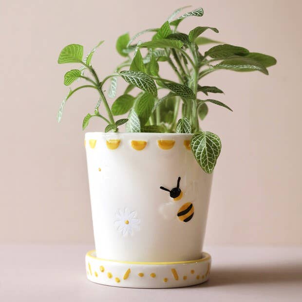 Lisa Angel - Wholesale Plant pot - Small Bee Ceramic Planter and Tray, H11cm2