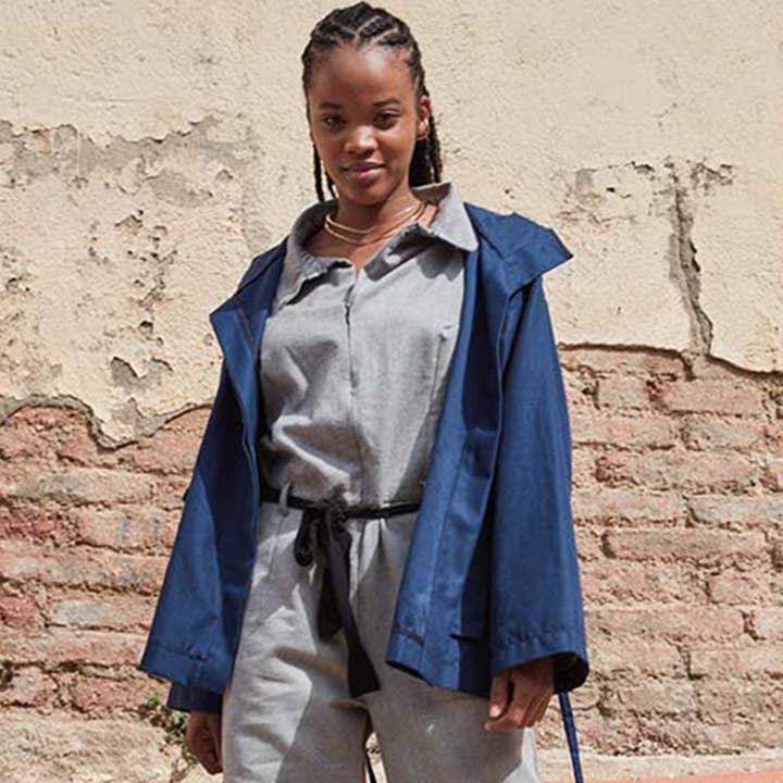 Veste de pluie imperméable ALTIPLANO avec capuche pour la vente par Miu Sutin