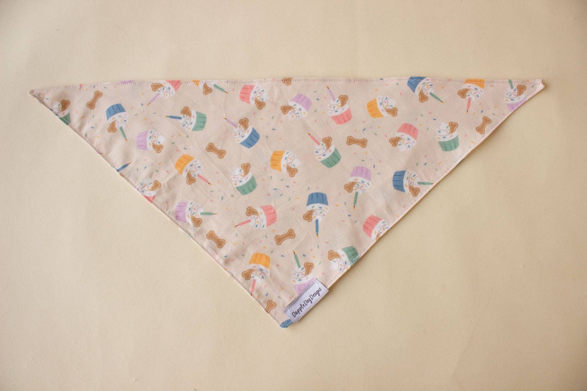 Dapple Dog Designs - Venta al por mayor Bandana - Perros - Bandana Party Pupcakes - Bandana de cumpleaños0