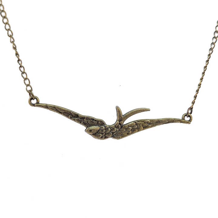 Antieke bronzen ketting met grote zwevende zwaluwvogel voor wholesale door Stylish Jewelry Supply