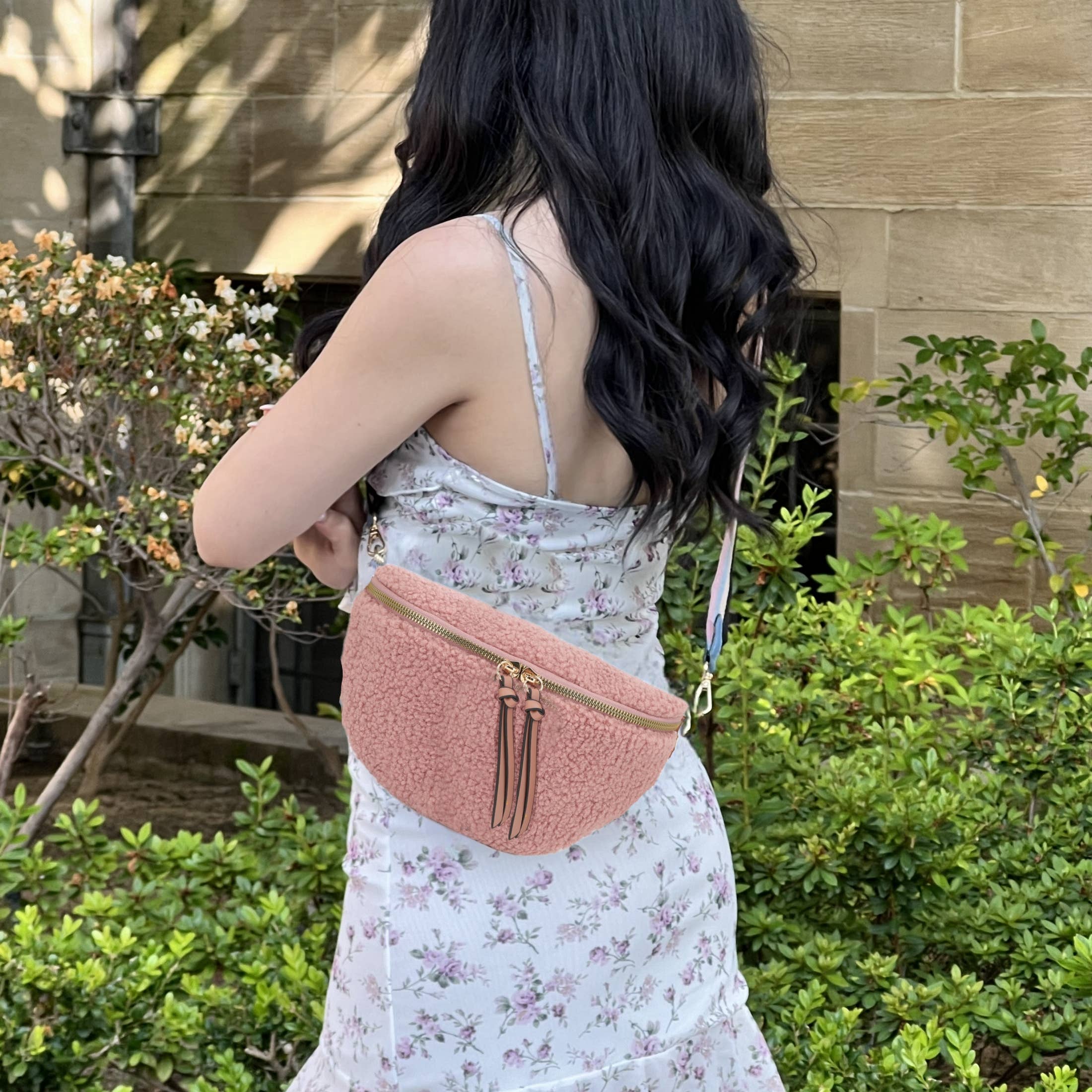 KAYLA+AVA - Wholesale Heuptasje - Dames - Cynthia shearling riemtas in halve maanvorm / heuptasje10