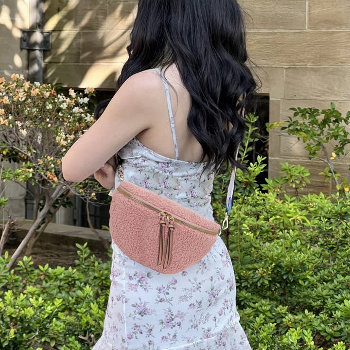 KAYLA+AVA – wholesale Midjeväska - Dam – KAYLA+AVA Cynthia Shearling midjeväska i halvmåneform10