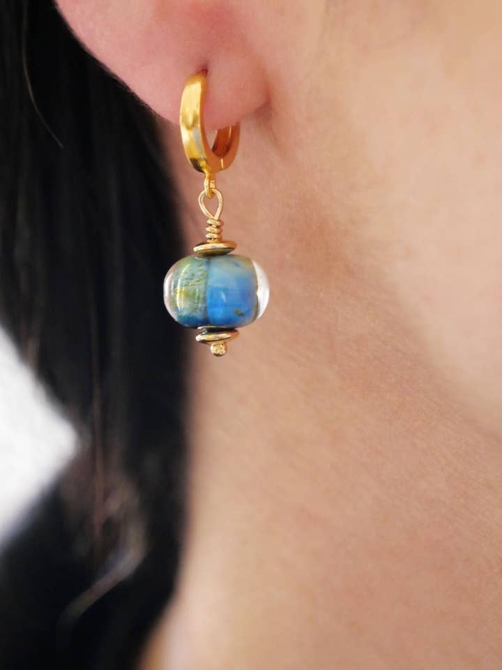 Isis Ocean blaugrüne Mini-Creolen für den Großhandel von CHRISTEL BUSSIERE