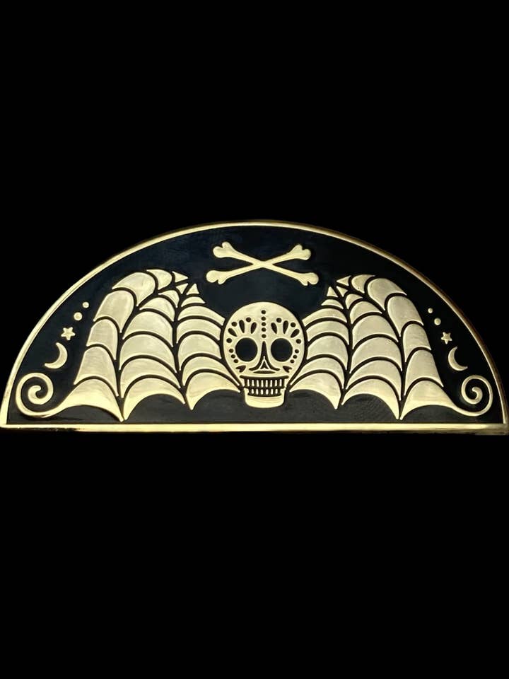 Spilla Testa di Morte: Smalto Duro Dorato, Gotico Spettrale, Cimitero per la vendita all'ingrosso da parte di Soni Graves