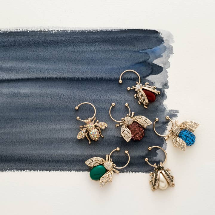 Ciondoli per bicchieri a forma di ape scintillante, tonalità di gioielli scuri per la vendita all'ingrosso da parte di Joanna Buchanan