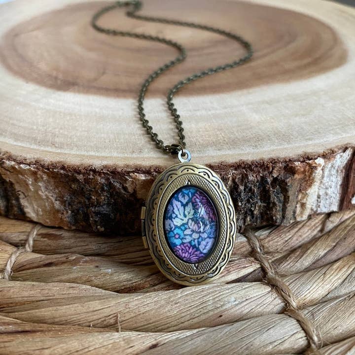 Halskette mit dunklem Blumenmedaillon für den Großhandel von Livin Freely