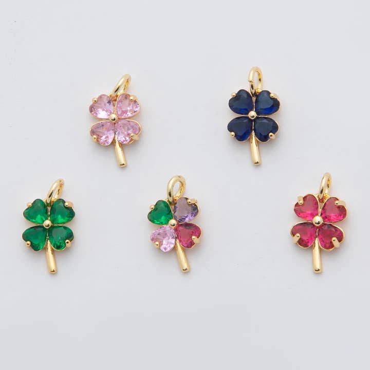 Ciondolo Quadrifoglio in Oro Riempito 18K Multicolore, Rosa, Blu, Verde, Fucsia CZ | X332 - X477 per la vendita all'ingrosso da parte di Aim Eternal