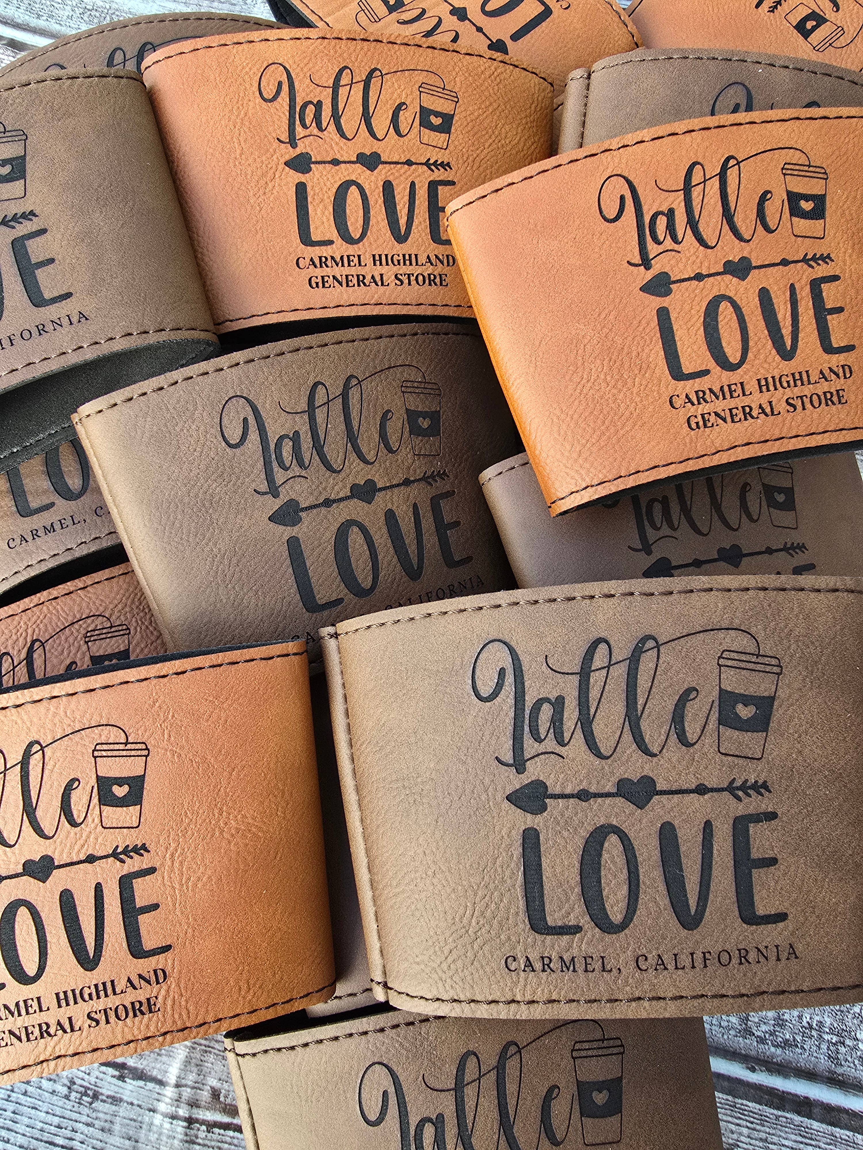 The Rural Home - Venta al por mayor Fundas para recipientes de bebida - Manga de Taza de Cuero Sintético Grabada – Marca de Cafetería Reutilizable21