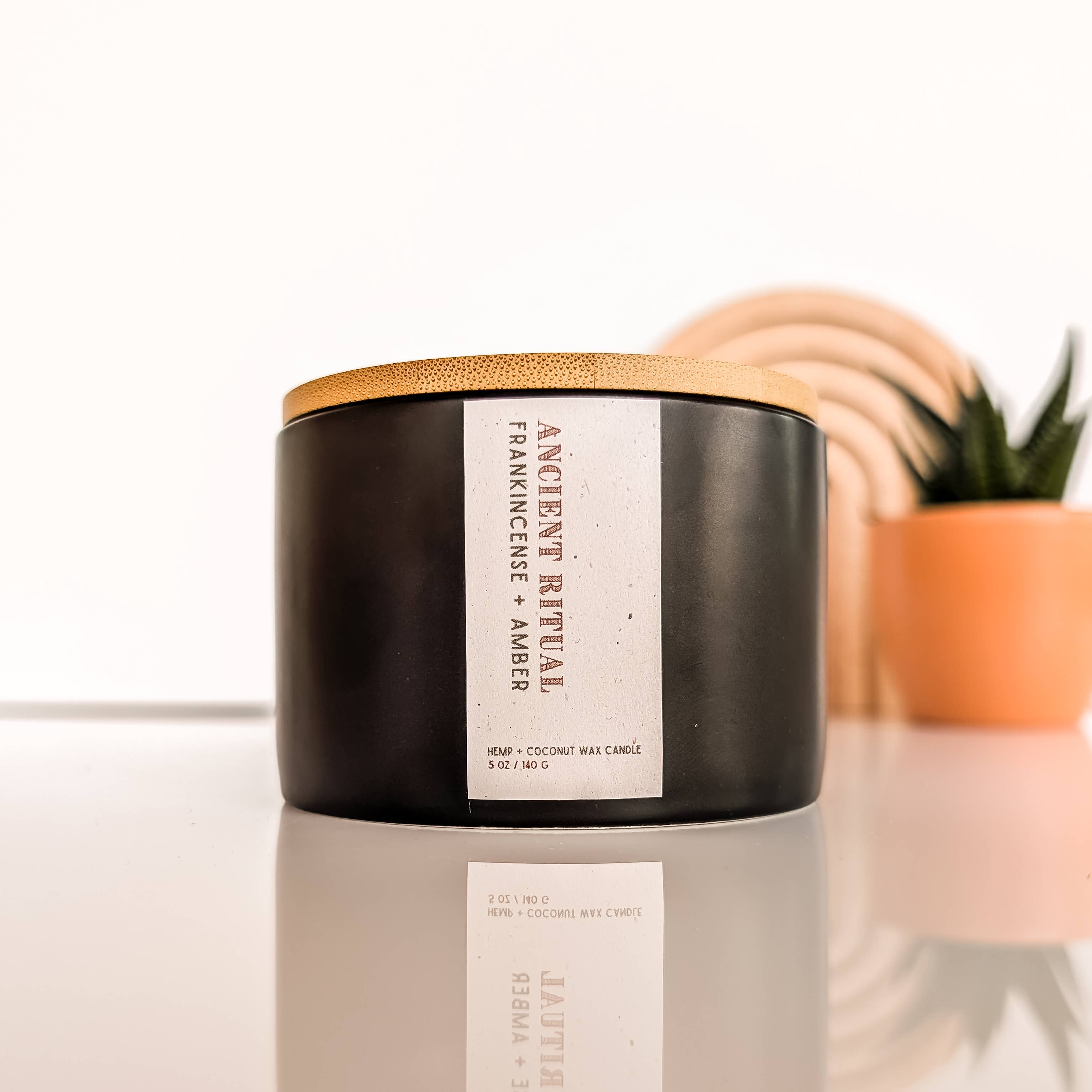 The Modern Sonoran – Vela em jarro/copo por atacado – Vela Boho de Cânhamo Rutina Antiga: Olíbano e Âmbar 141 g0